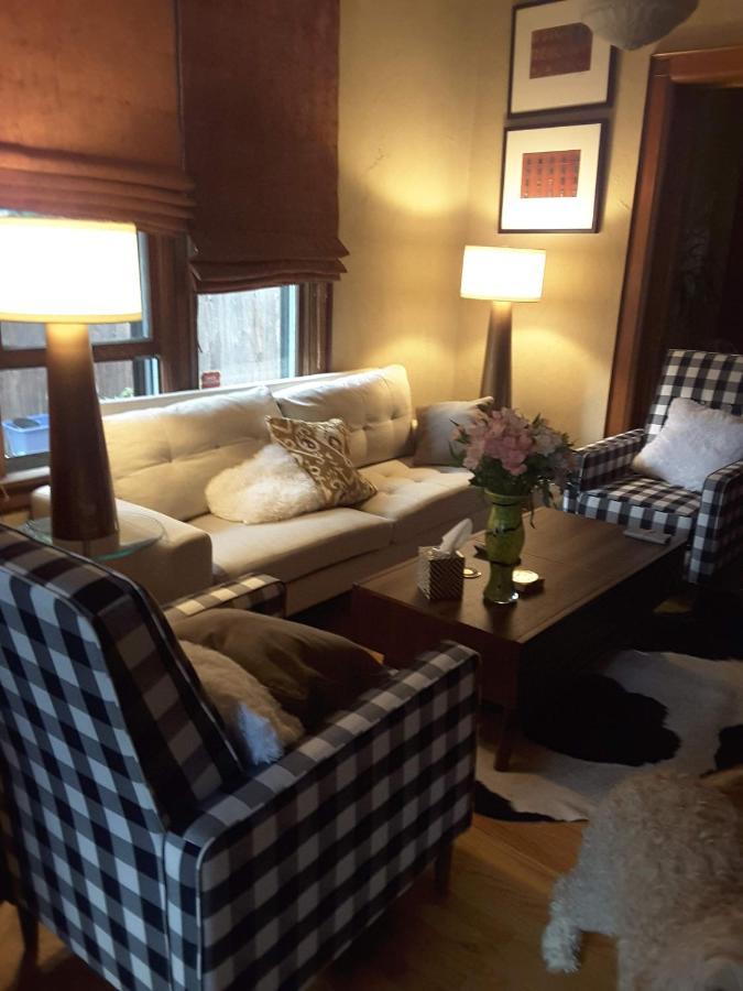 Off Broadway Bed and breakfast 2*