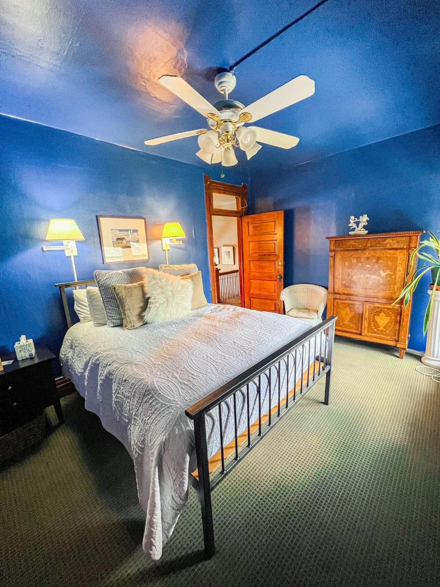 Off Broadway Bed and breakfast 2*
