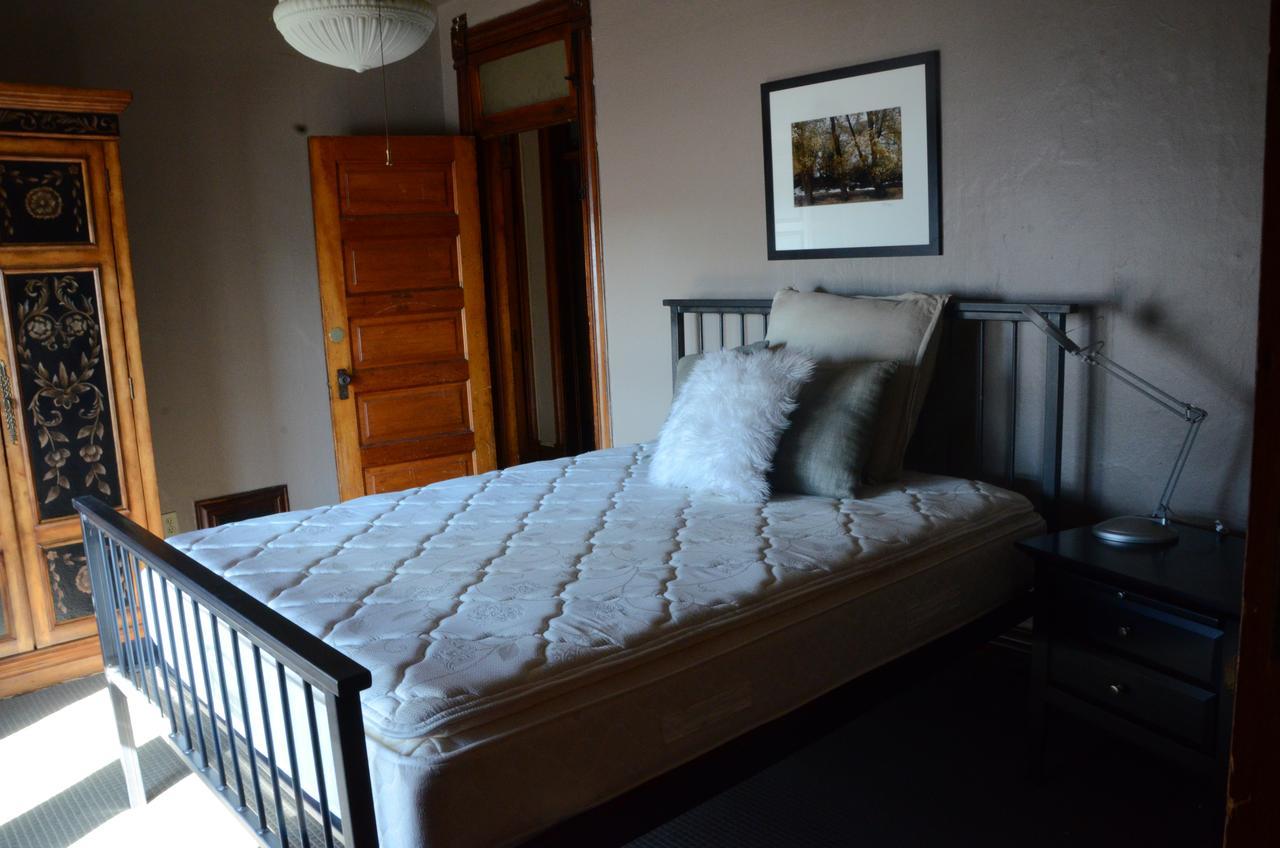 Bed and breakfast Off Broadway 2*