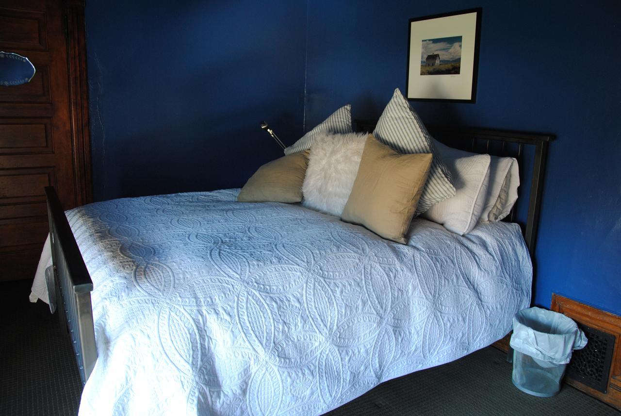 Bed and breakfast Off Broadway 2*